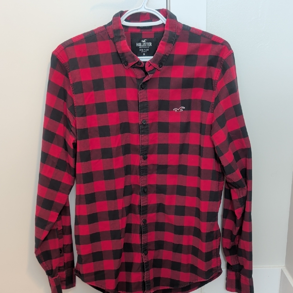 Hollister Men's Red and Black Plaid Cotton Button-Down Shirt